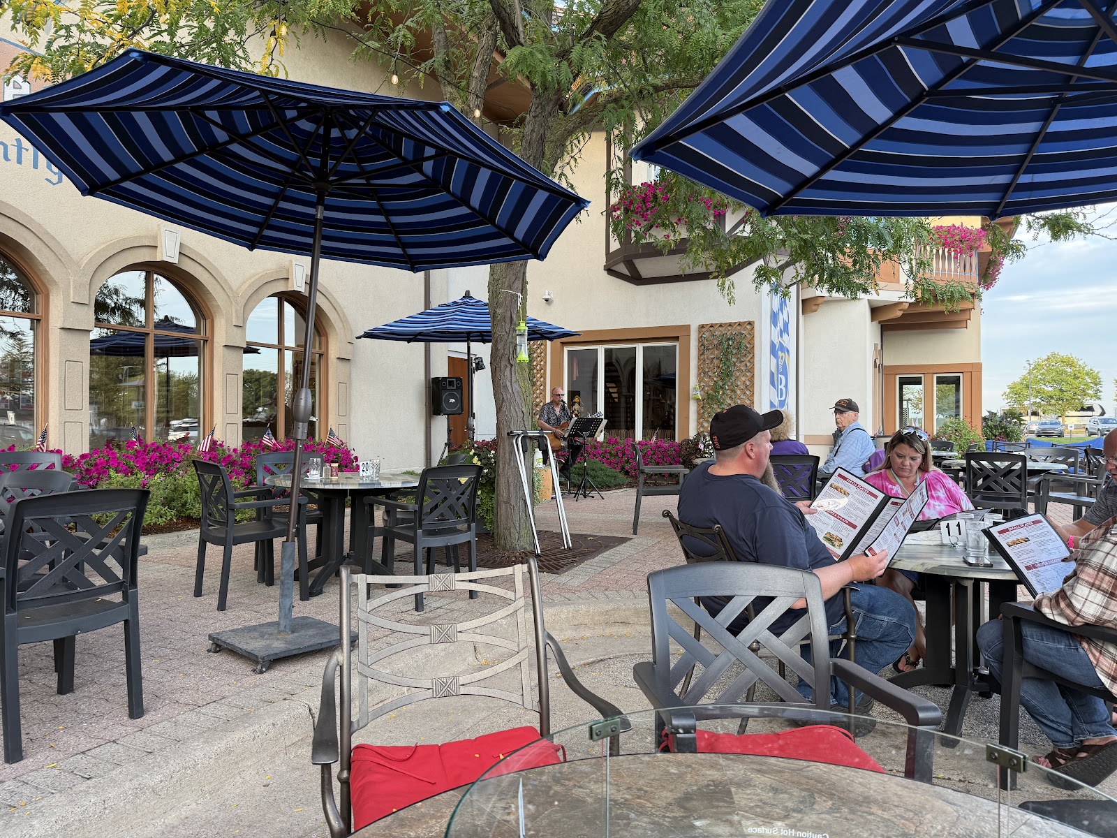 Schnitzelbank Biergarten in Frankenmuth